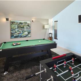 4 Bedroom Luxury Villa Retreat with Heated Infinity Pool near Buje, Sleeps 8-10